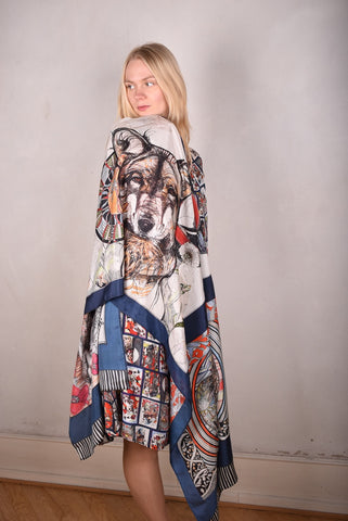 Artist scarf i 100% silke-habotai. 70X200 cm. "Major Suse" tegnet af Suse Hartung