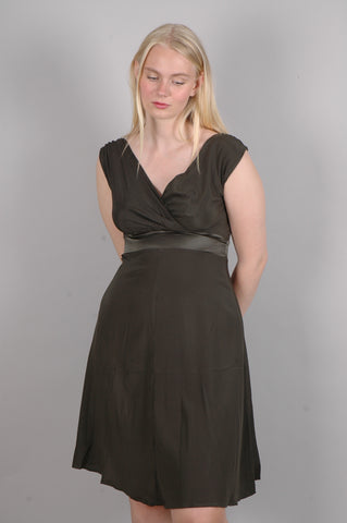 Jane. Silke stretch kjole, midi længde og lommer i siderne. (Stripe)